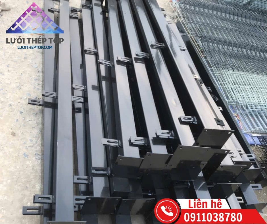 Trụ vuông hàng rào lưới thép hàn sơn tĩnh điện