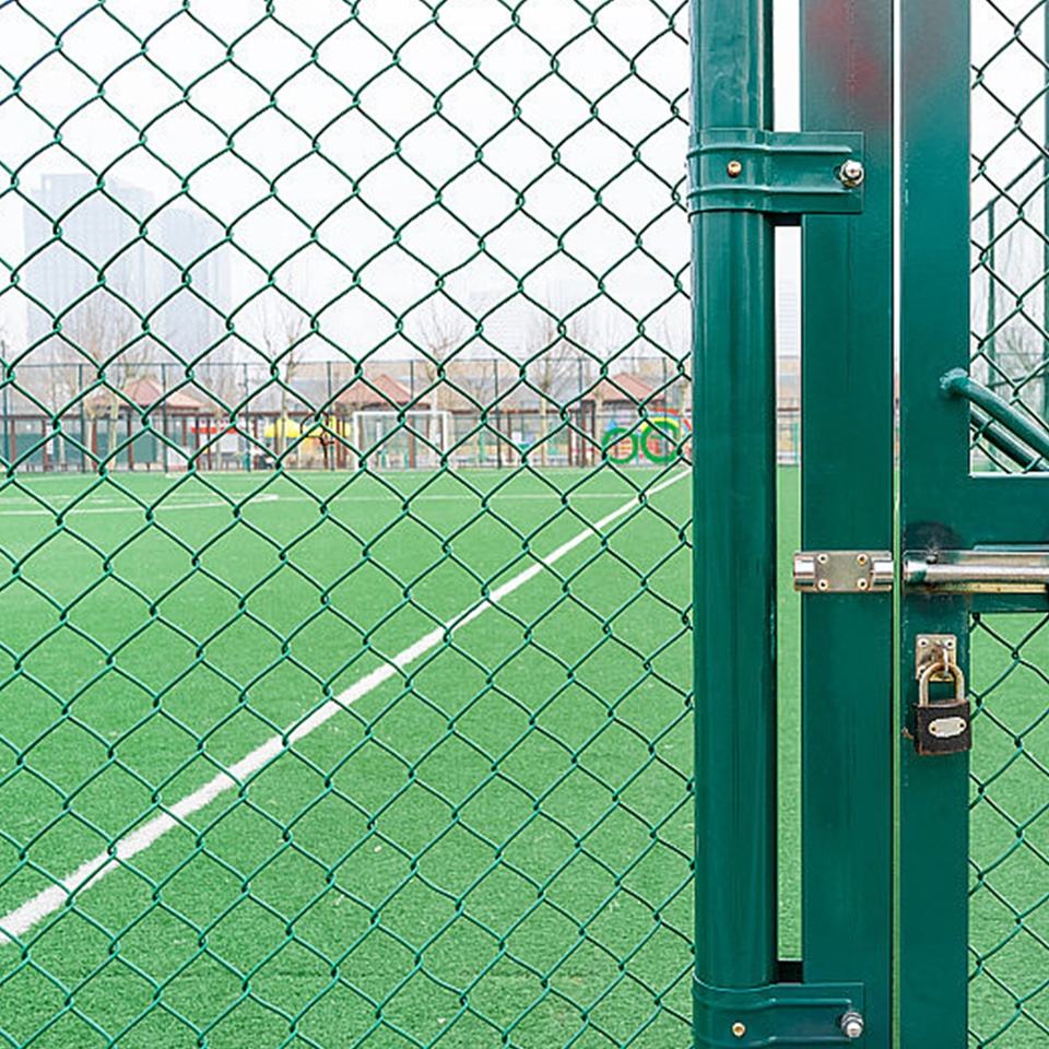 Hàng rào B40 bọc nhựa PVC an toàn cho các sân thi đấu