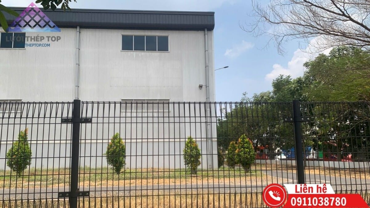 Hệ thống hàng rào lưới thép hàn sơn tĩnh điện hoàn thiện cho khuôn viên nhà xưởng tại KCN Phú Tài