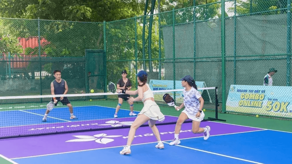 Sân Pickleball sử dụng lưới B40 cao hàng khung cố định và chắc chắn