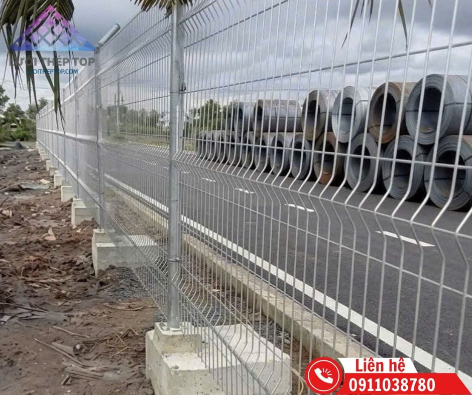 Hàng rào lưới thép hàn điện phân phù hợp với các công trình quy mô lớn giúp tiết kiệm chi phí
