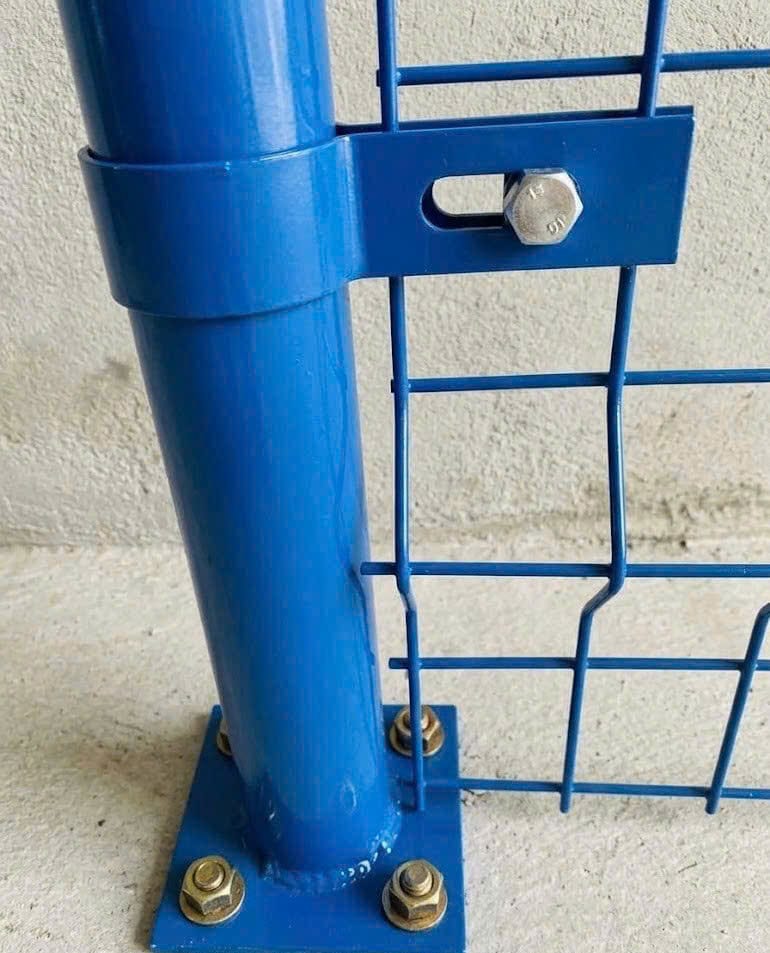 Bảng mã chân đế hàng rào lưới thép hàn được hàn chắc chắn vào trụ