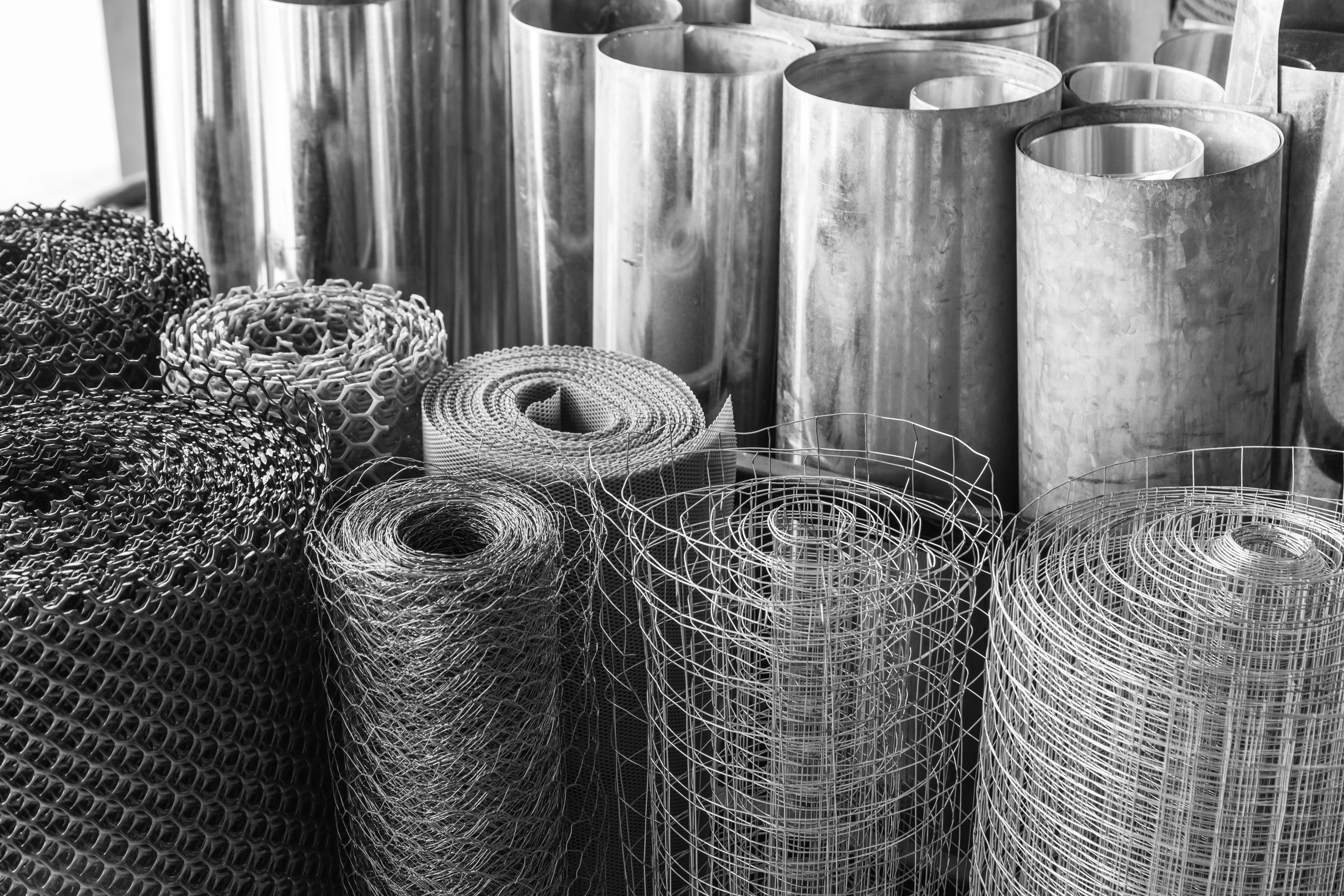 Cuộn lưới mắt cáo lục giác xếp cạnh cuộn lưới thép mạ kẽm trong kho