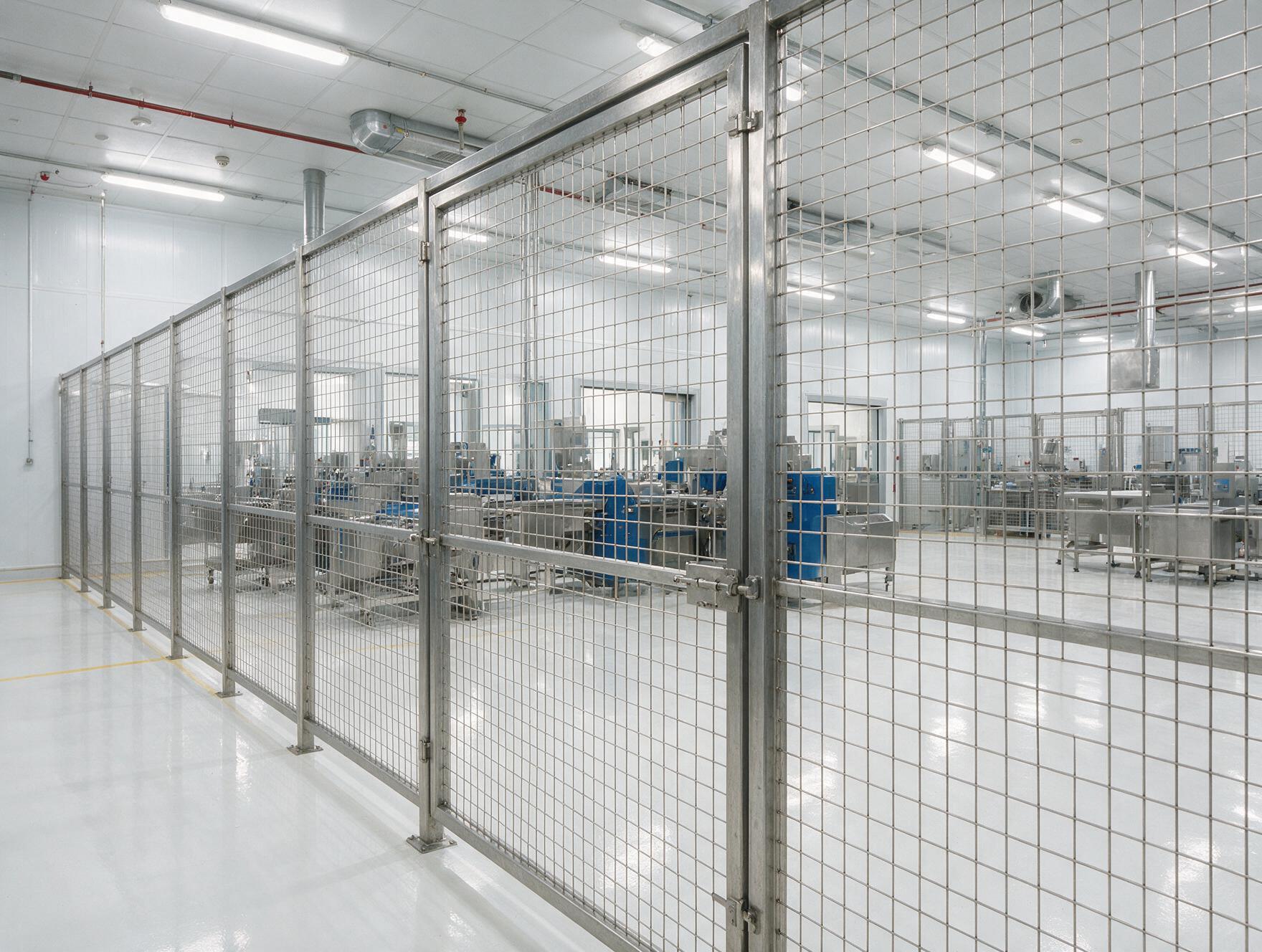 Hàng rào lưới inox lắp tại khu vực chế biến yêu cầu vệ sinh cao