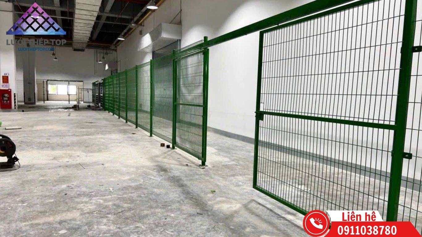 Hệ thống hàng rào lưới thép hàn chấn sóng kiên cố tại nhà xưởng khu công nghiệp