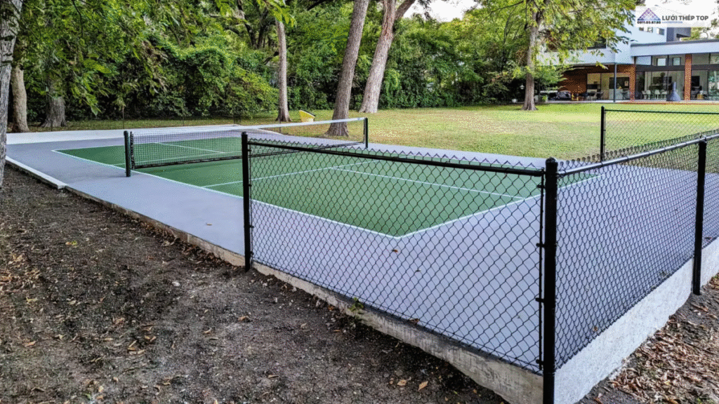 Hàng rào lưới B40 cho sân Pickleball tại gia đình