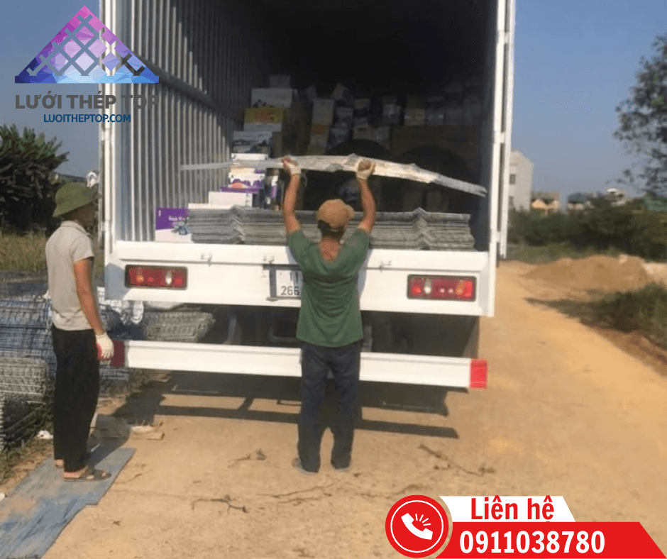 Xe tải giao lưới thép hàn tận công trình tại TP.HCM