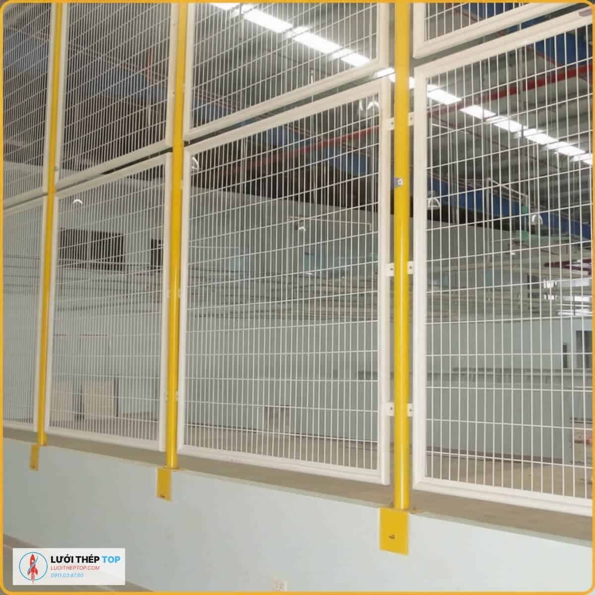 Lưới thép hàn sơn tĩnh điện màu trắng khung vàng ngăn kho xưởng