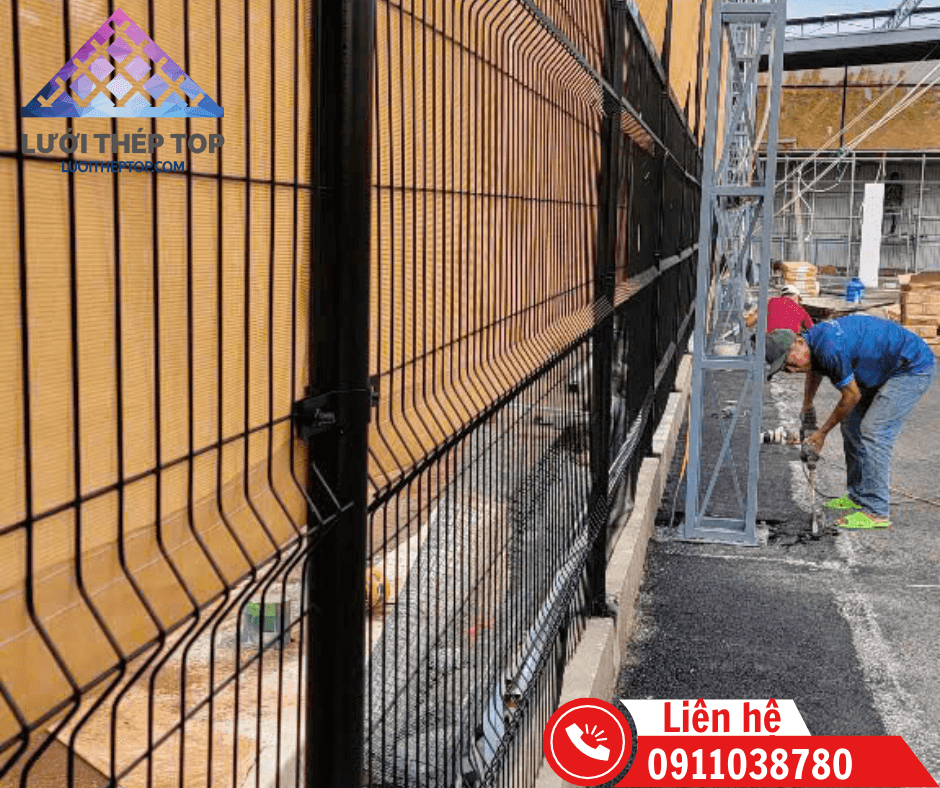 Trụ thép hàng rào lưới thép hàn sơn tĩnh điện cho khu vực sân thể thao