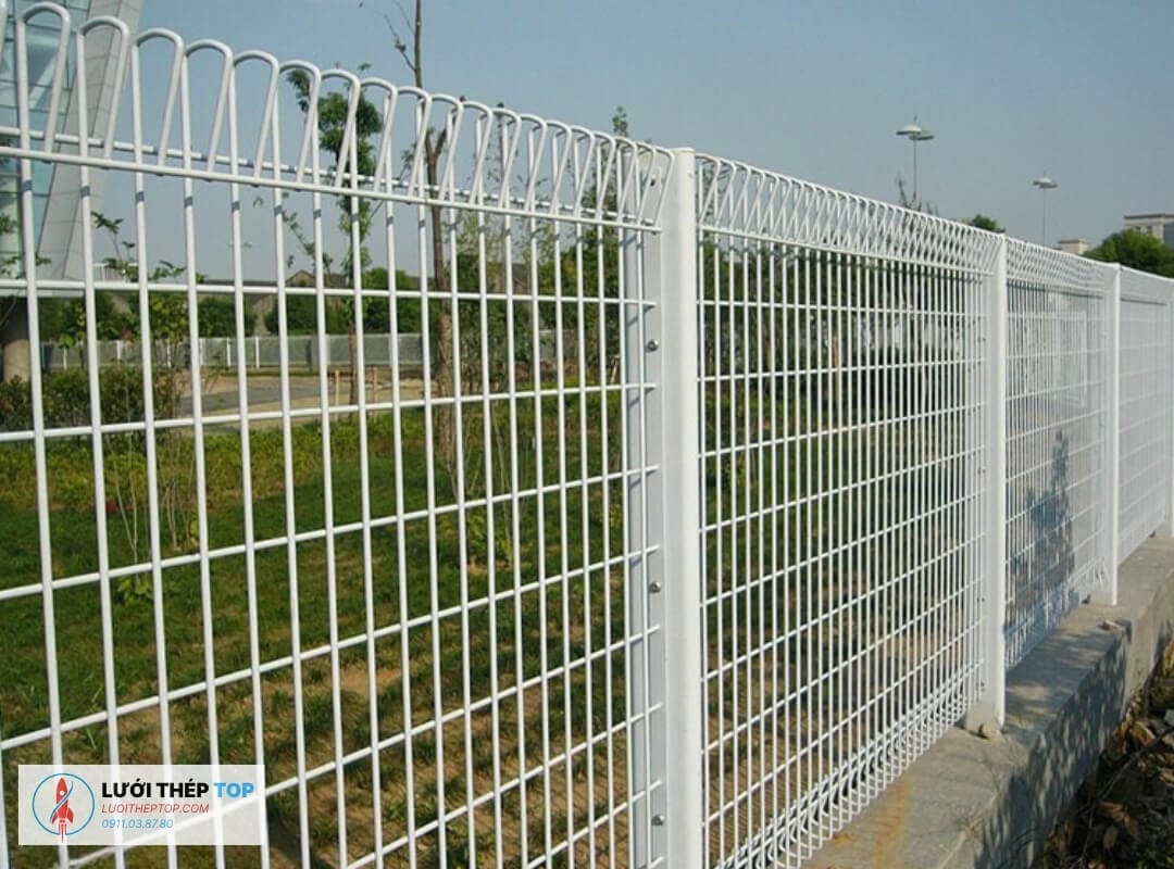 Lưới thép hàn sơn tĩnh điện màu trắng khung vàng ngăn kho xưởng