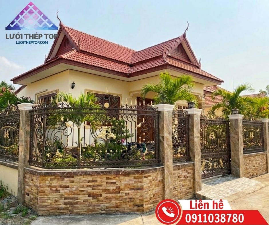 Sự kết hợp hoàn hảo giữa chân tường gạch kiên cố và hàng rào sắt thông thoáng