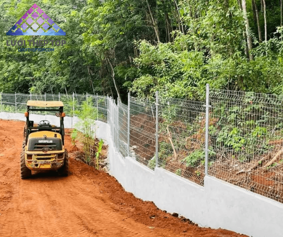 đổ móng trụ hàng rào lưới thép hàn trên địa hình dốc theo dạng bậc thang