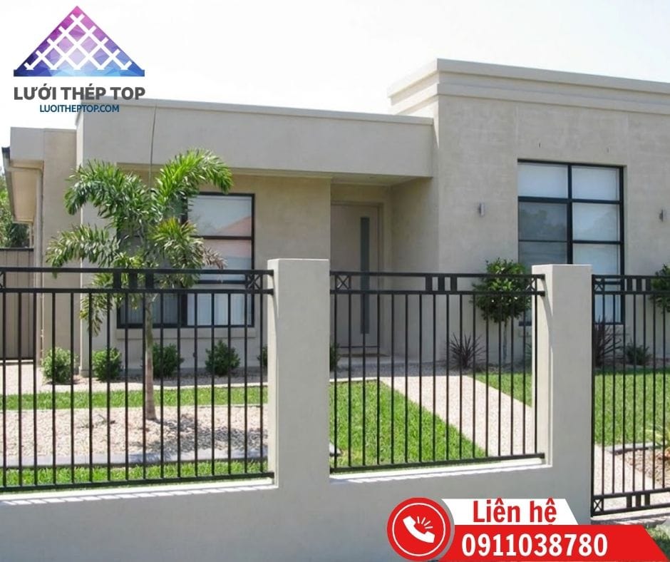 Mẫu hàng rào sắt hộp đen đơn giản cho nhà cấp 4 mái bằng