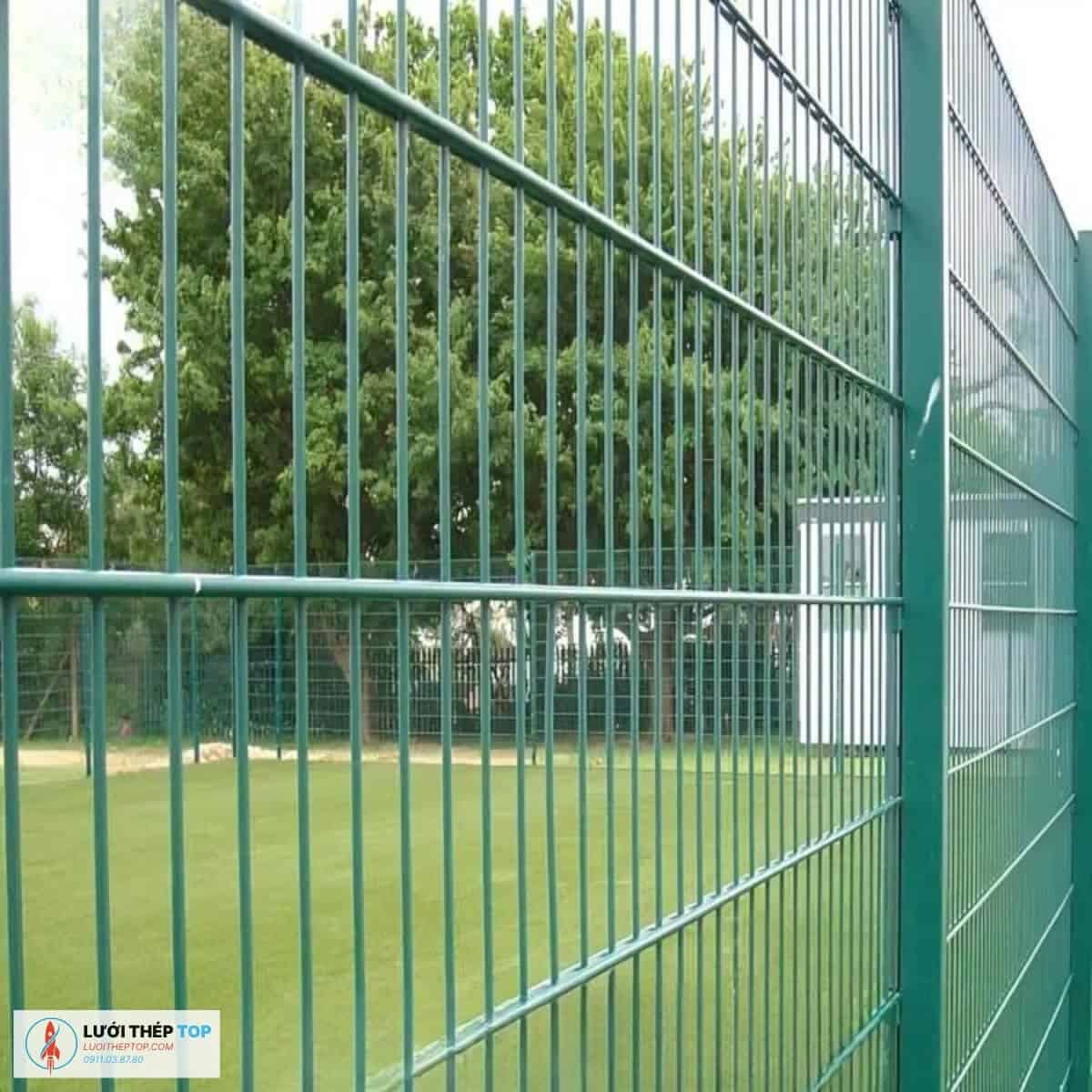 Hàng rào lưới thép hàn sơn tĩnh điện màu xanh lá cây tại khu vực cây xanh