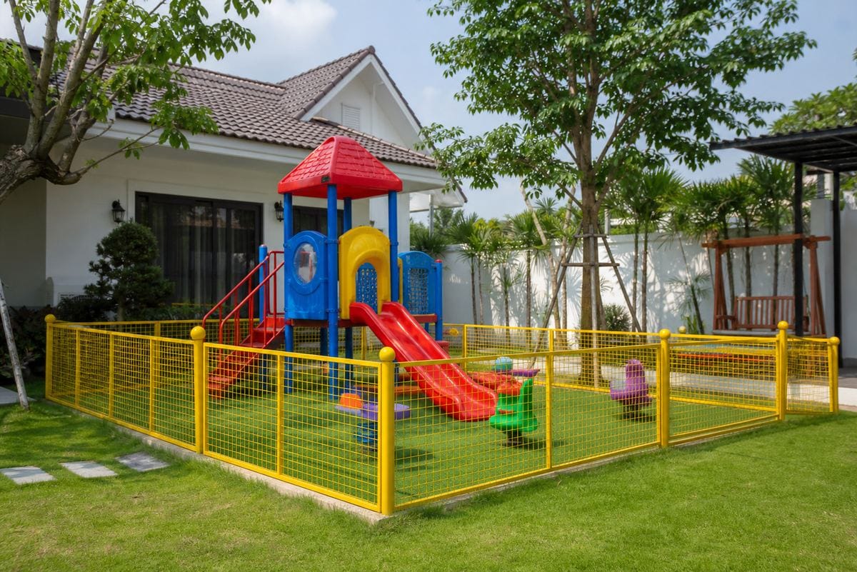 Hàng rào lưới thép hàn sân chơi trẻ em biệt thự ô nhỏ 30x30mm