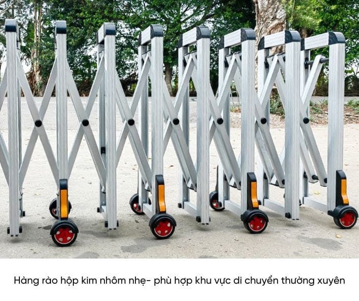 Hàng rào hợp kim nhôm – trọng lượng nhẹ, chống ăn mòn tốt, thích hợp dùng trong nhà hoặc khu vực di động thường xuyên.