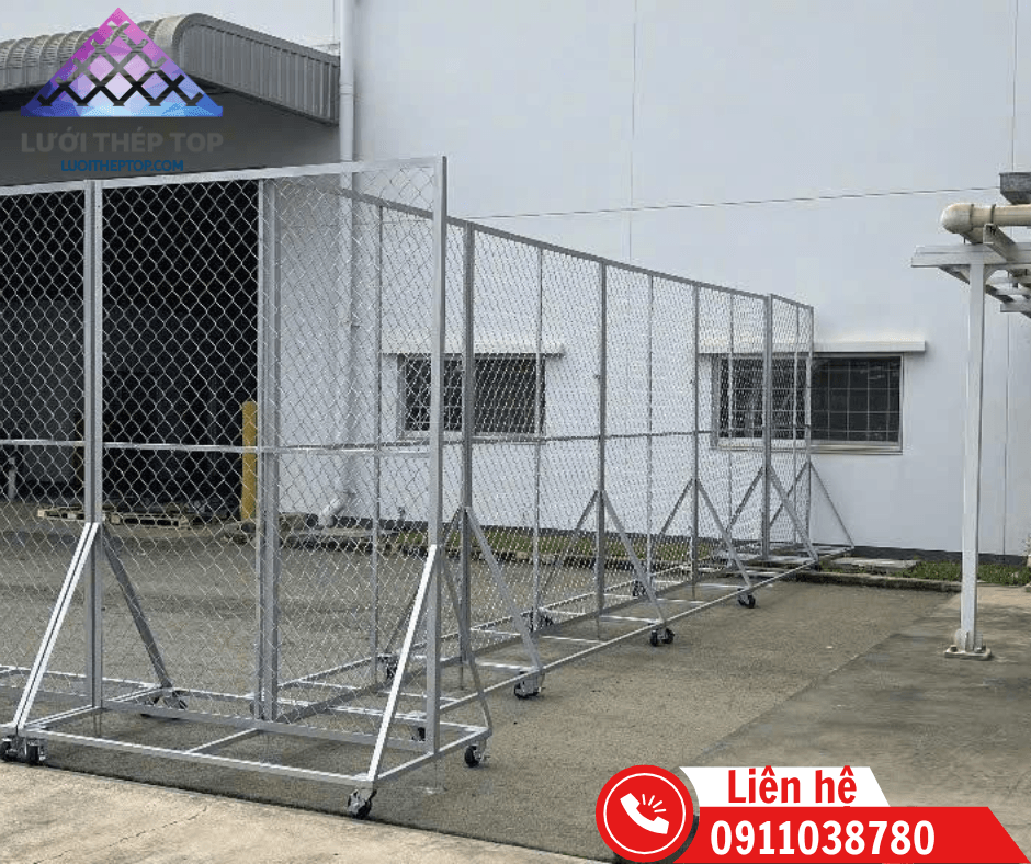 Chi tiết hệ thống bánh xe PU chịu lực và chân đế thép giúp hàng rào di động vững chãi.