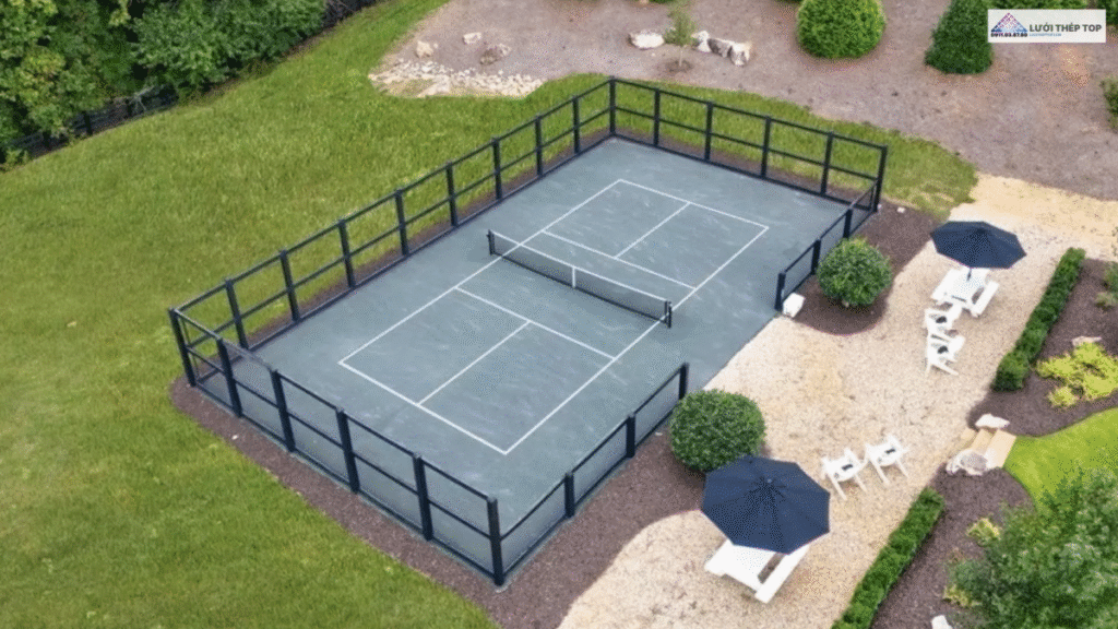 sân pickleball kinh doanh hay phổ thông thì hàng rào lưới thép sắt ít được sử dụng