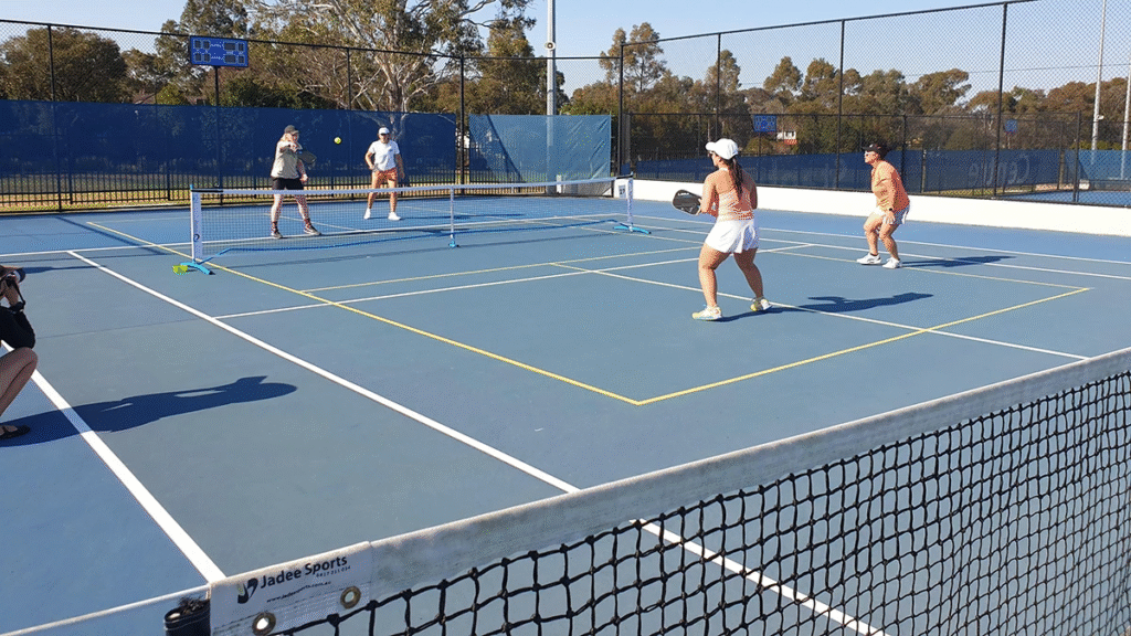 Những ý tưởng hàng rào pickleball ở Việt Nam đang làm như thế nào để có một sân pickleball vừa chắc chắn mà lại còn vừa thẩm mỹ.